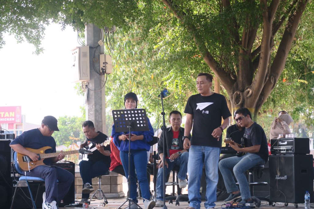 Invest Band & Friends saat tampil di alun- alun Rembang memeriahkan Jempol BOSS, Minggu (5/11/2023).
