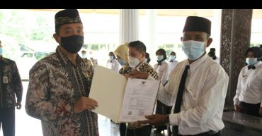 Bupati Rembang Menyerahkan SK Pengangkatan PPPK