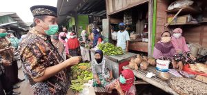 Bupati Rembang H.Abdul Hafidz saat mensosialisasikan protokol kesehatan dan Jateng 2 hari di rumah saja di pasar Pamotan