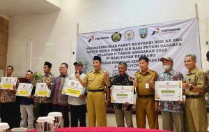 Ratusan petani di Kabupaten Rembang mendapatkan bantuan paket konversi paket konversi Bahan Bakar Minyak (BBM) ke Berbahan Bakar Gas (BBG) untuk pompa air