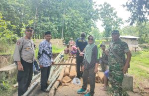 Gotong royong pembuatan jembatan darurat di Desa Bancang Kecamatan  Sale Kabupaten Rembang