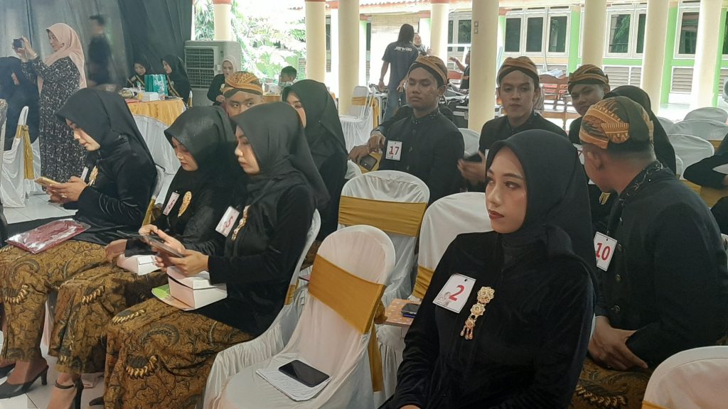 Para peserta lomba edukatif cultural “Kartini dan Kebaya”