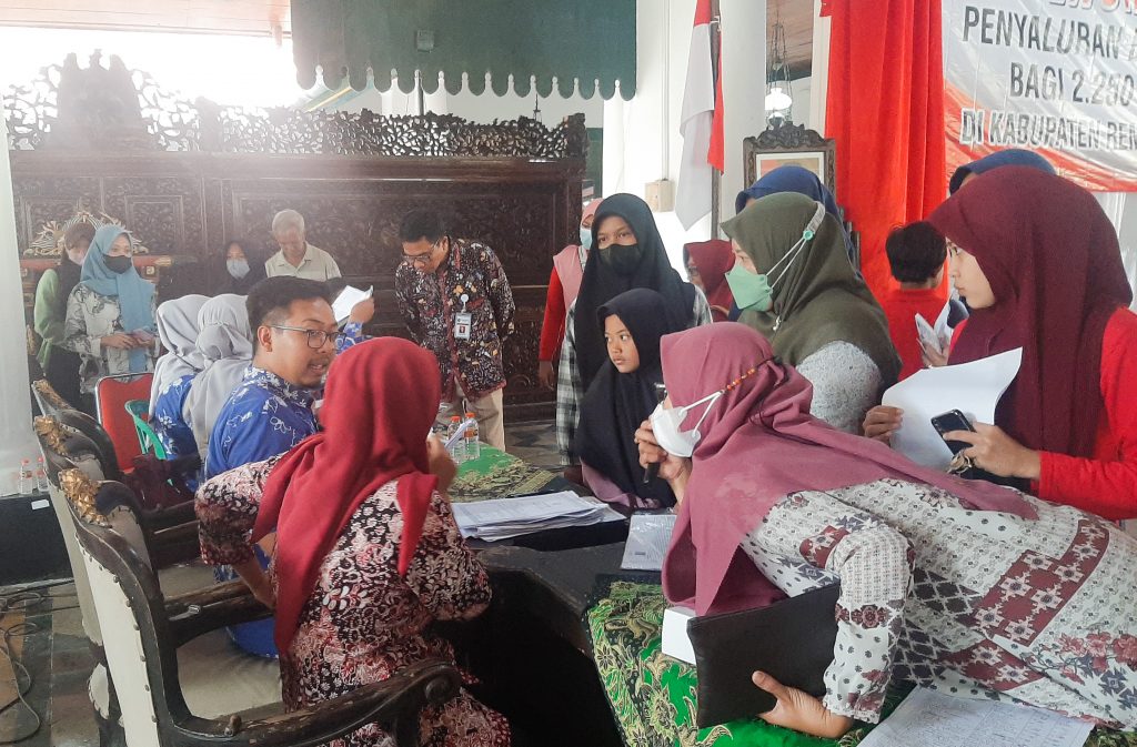 Bansos anak yatim diberikan di pendapa museum RA Kartini Rembang