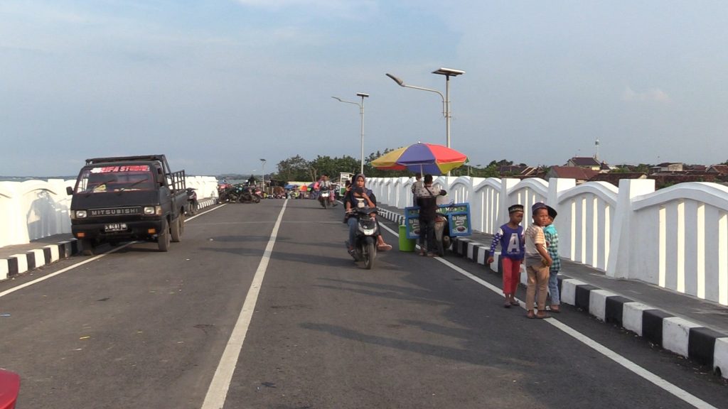 Sejumlah warga melintas di atas jembatan temperak usai diresmikan Bupati Rembang Abdul Hafidz 