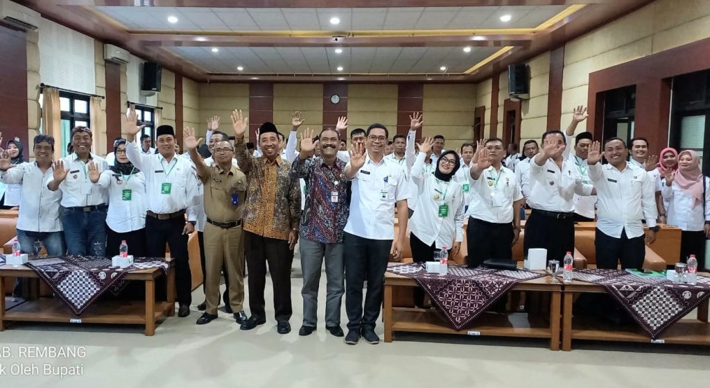 Bupati Rembang H.Abdul Hafidz dan Kadinpermades Slamet Haryanto foto bersama Puluhan Kades yang mengikuti bimtek
