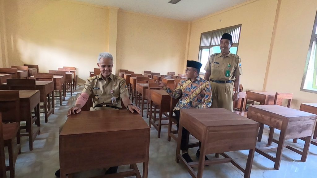 Gubernur Jateng Ganjar Pranowo meninjau salah satu ruang kelas SMK Arrohmaniyah didampingi Bupati Rembang Abdul Hafidz dan Anggota DPR RI, Arwani Thomafi