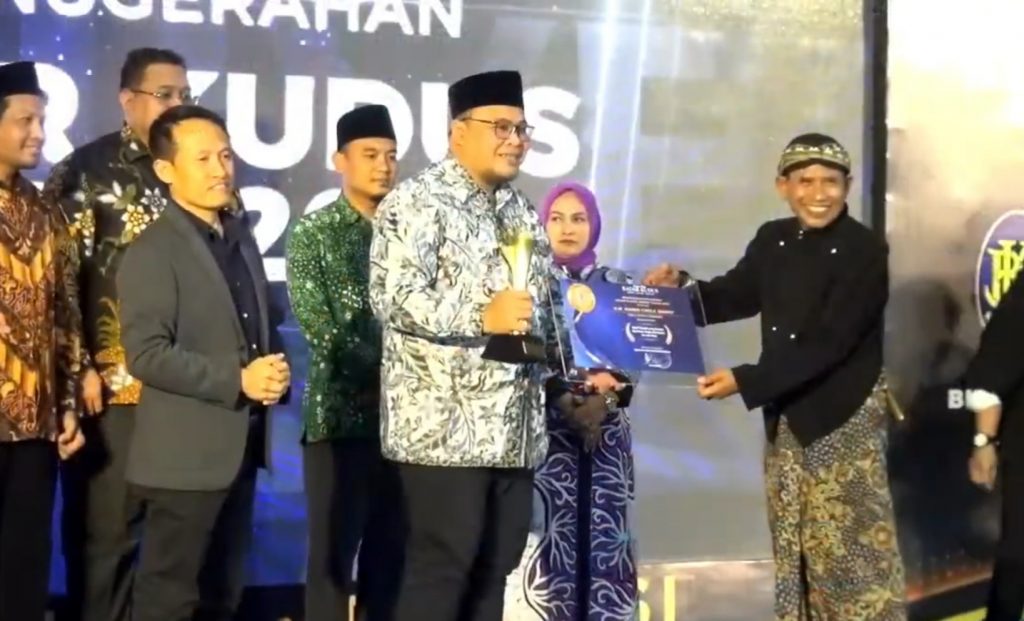 Wakil Bupati Rembang Mochammad Hanies Cholil Barro' saat menerima penghargaan dari Direktur Radar Kudus Baehaqi dan Direktur Koran Jawa Pos Leak Kustiyo