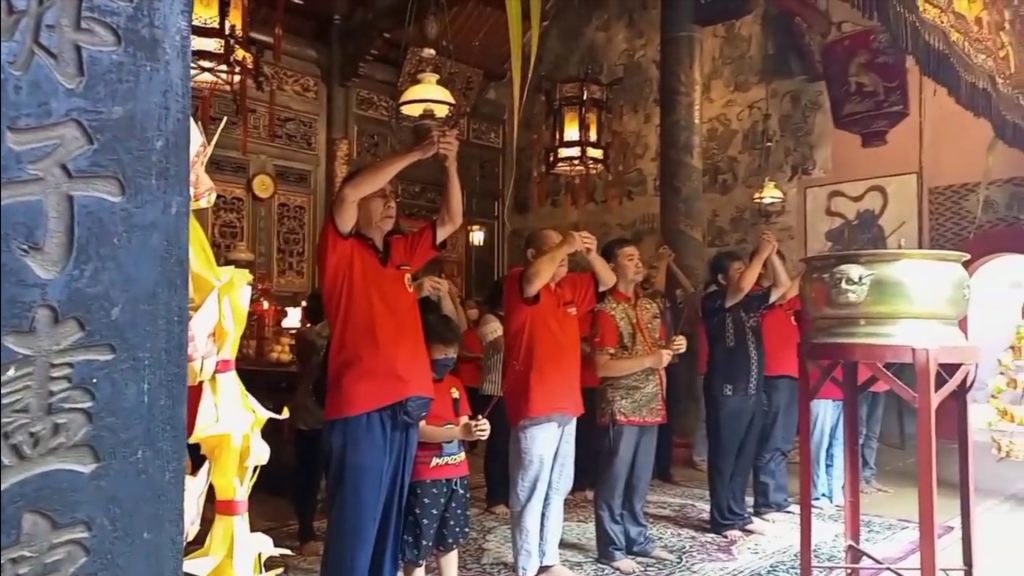 Warga Tionghoa di Lasem saat bersembahyang di klenteng Cu An Kiong 