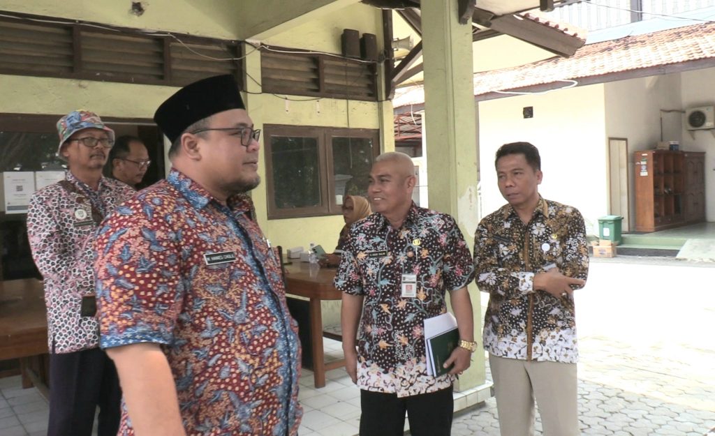 Wabup Hanies saat berdiskusi bersama Kepala OPD usai rakor gerakan sedekah telur di Bappeda Rembang