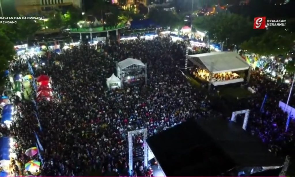Belasan ribu orang menonton festival thong- thong lek di alun- alun