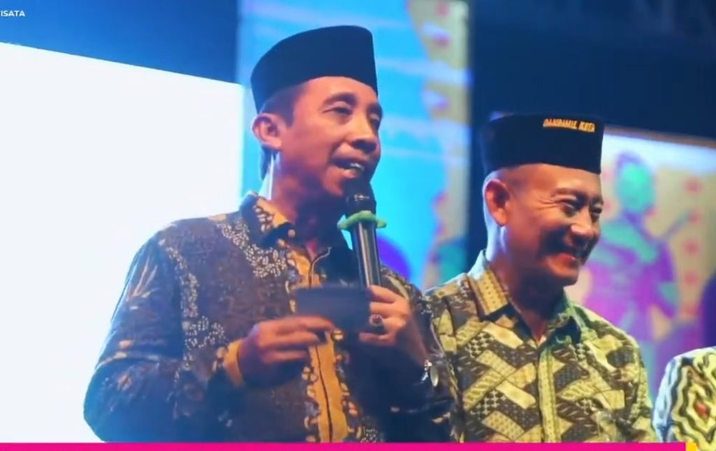 Bupati Rembang H.Abdul Hafidz saat memberikan sambutan di panggung festival thong- thong lek