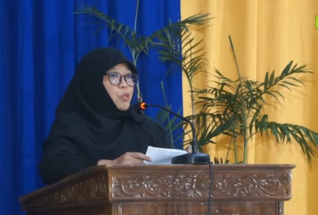 Asisten Administrasi Umum Sekretaris Daerah (Sekda) Rembang, Ir. Dwi Wahyuni Hariyati, saat menyampaikan pesan kepada para wisudawan UYR di Balai Kartini , Kamis (6/6/2024)