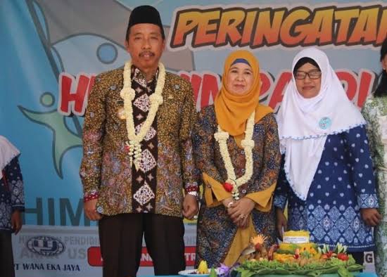 Wakil Ketua Himpunan Pendidik Anak Usia Dini (Himpaudi) Jawa Tengah, Fenti Yusnia Alfasanah foto bersama dengan Bupati Rembang H. Abdul Hafidz dan Bunda PAUD Hj. Hasiroh Hafidz