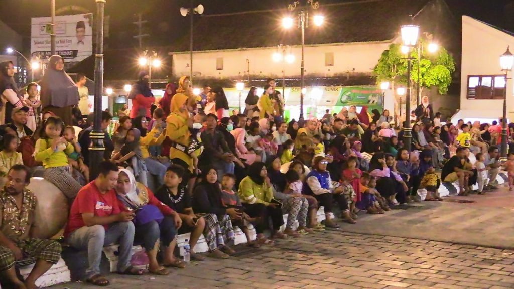 Ratusan orang menyaksikan penampilan kelompok Angklungan Tasiksono di depan Pasar Kreatif Lasem