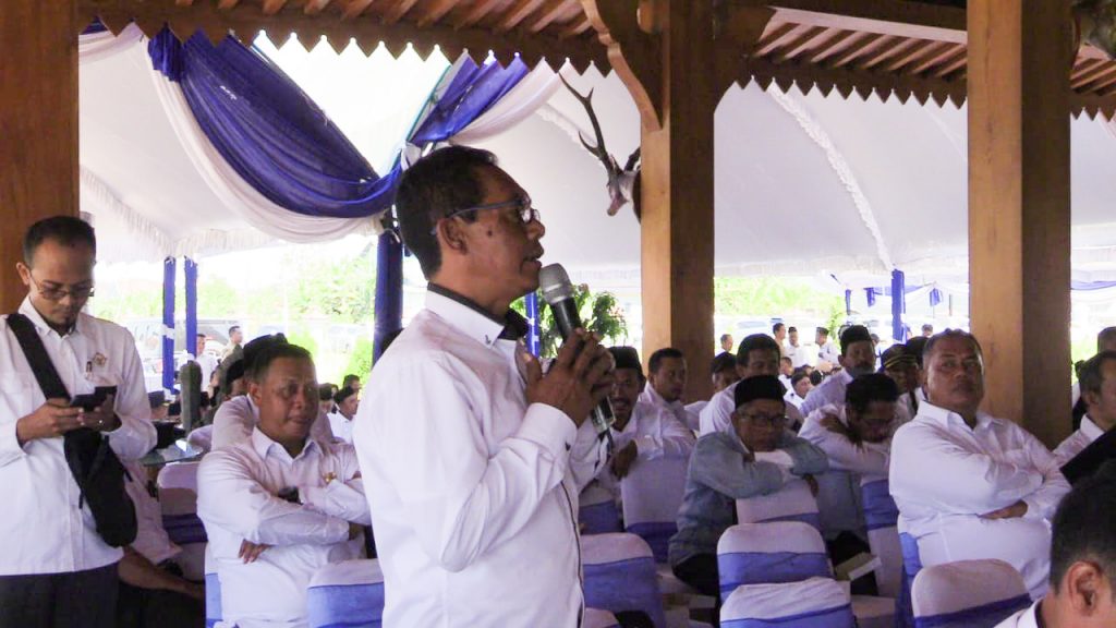 Kades Desa Dadapan  Kecamatan Sedan, Zubair saat mengajukan pertanyaan dalam sosialisasi  BPK RI