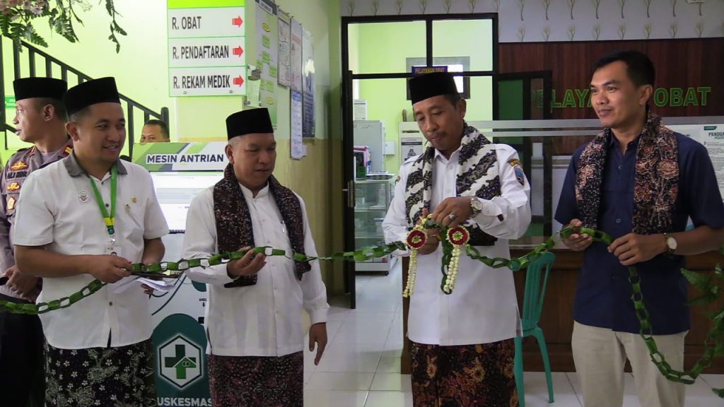 Bupati Rembang Abdul Hafidz saat potong pita pertanda launching layanan Elektronik Rekam Medis dan Finger Spot BPJS Kesehatan