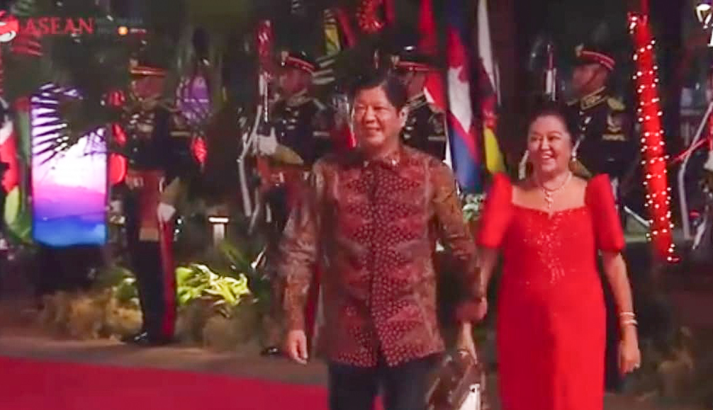 Presiden Philipina, Ferdinand R Marcos memakai baju batik tulis Lasem di Gala Dinner KTT ASEAN