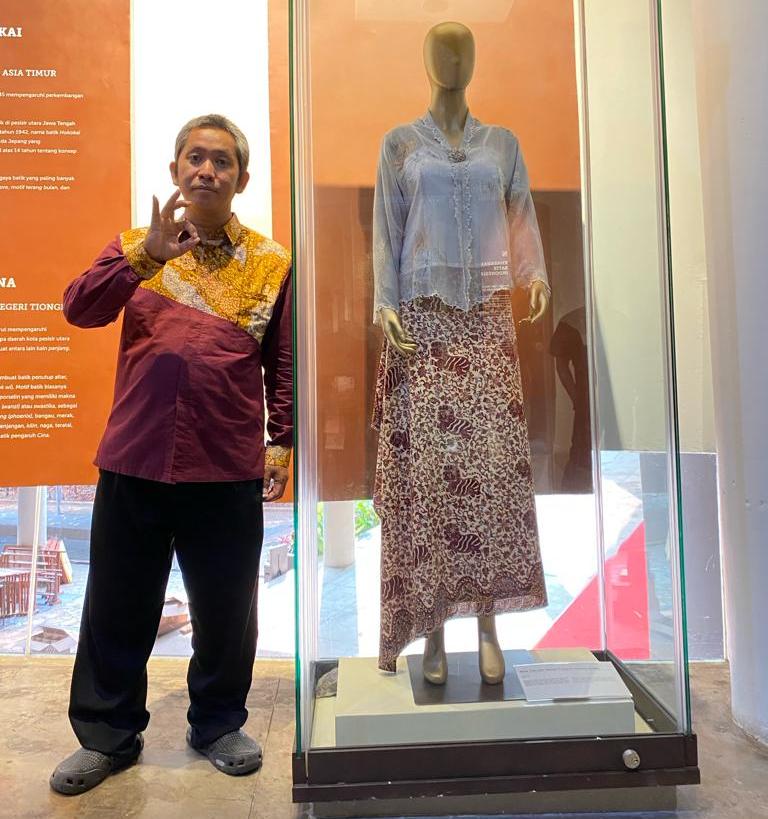 Henry foto dengan karya batik Maranatha Ongs di dalam Museum Batik Indonesia
