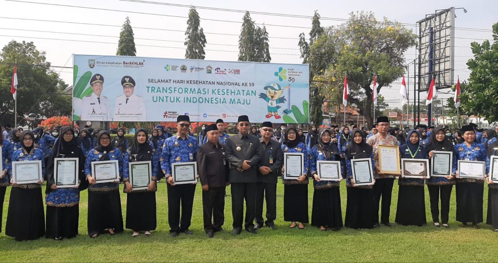 Bupati Rembang H.Abdul Hafidz foto bersama para peraih penghargaan dalam Peringatan Hari Kesehatan Nasional 2023