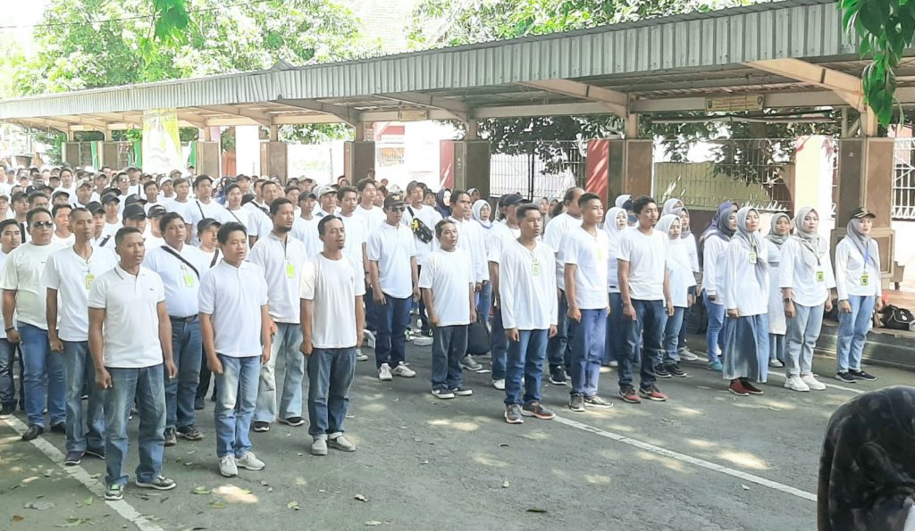 Ratusan Panwas Desa / Kelurahan di Kabupaten Rembang mengikuti apel siaga pengawasan Pemilu 2024 di jalan Gatot Subroto, Rabu (22/11/2023)