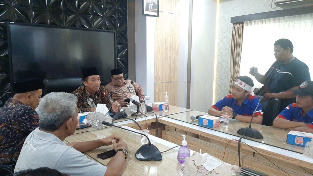 Perwakilan SPSI Dimas sedang mendengarkan respon dari Bupati Rembang H.Abdul Hafidz di ruang rapat Bupati