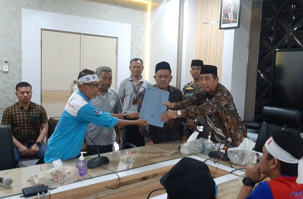 Perwakilan dari SPN , Emon menyerahkan lembar tuntutan kepada Bupati Rembang Abdul Hafidz