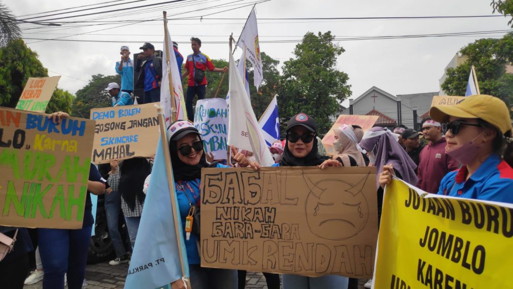 Serikat Pekerja saat aksi di depan kantor Bupati Rembang 