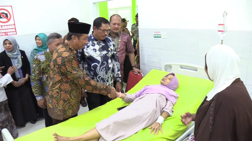 Pj Gubernur Jawa Tengah, Komjen Pol (P) Drs. Nana Sudjana dan Bupati Rembang H.Abdul Hafidz menemui pasien yang dirawat di Puskesmas Lasem