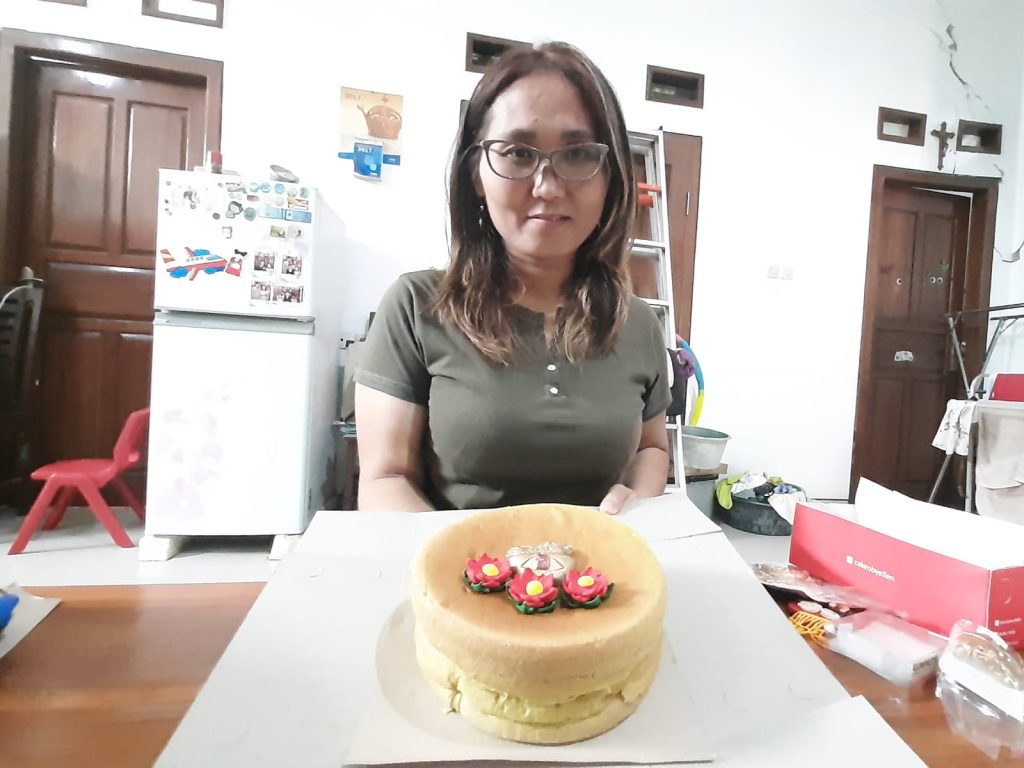 Indrawati Susilo menunjukkan kue bolu spesial imlek buatannya