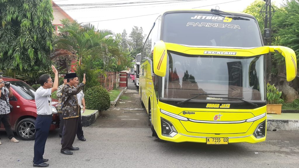 Bupati Rembang H.Abdul Hafidz saat memberangkatkan bus mudik gratis jemput warga Rembang di Jakarta
