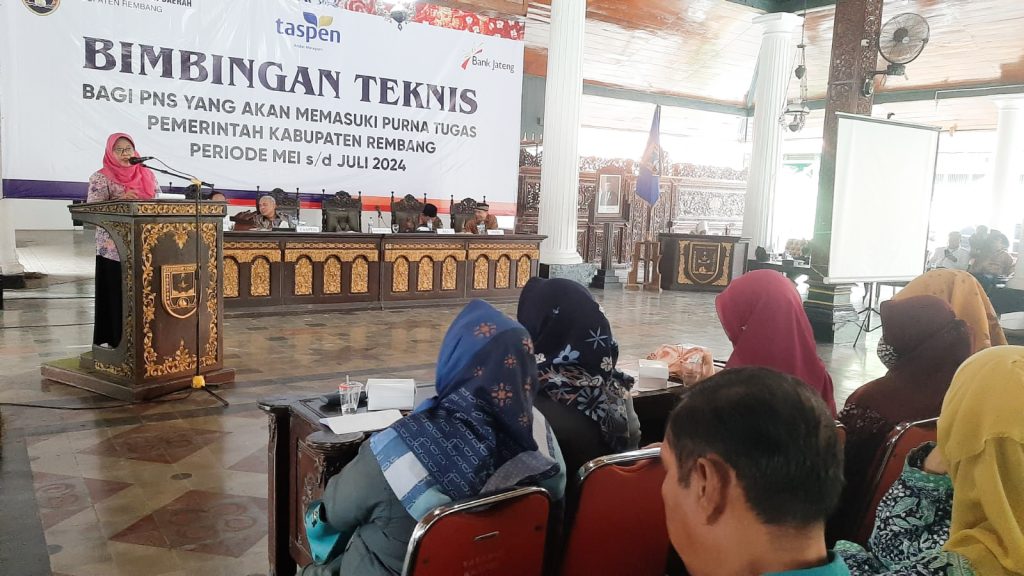 Asisten Administrasi Umum Sekretaris Daerah (Sekda) Rembang, Ir. Dwi Wahyuni Hariyati, saat mewakili Bupati Rembang H. Abdul Hafidz dalam acara pembekalan teknis untuk PNS yang akan memasuki masa purna tugas di Pendapa Museum R.A. Kartini, pada Selasa (23/4/2024).