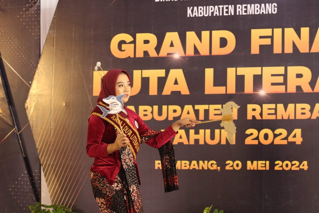 Anggita Maharani siswa SMAN 3 Rembang juara 1 Duta Literasi Kabupaten Rembang 2024 saat unjuk bakat story telling