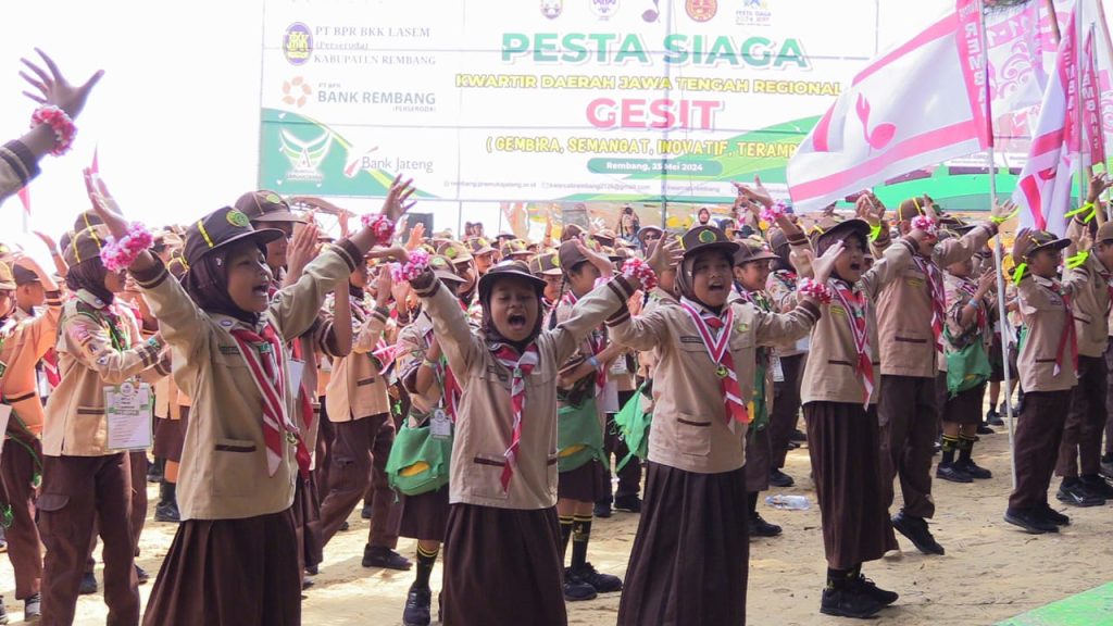 Peserta Pesta Siaga Jawa Tengah Regional 1 sedang bernyanyi dan menari di pantai Karangjahe, Sabtu (25/5/2024)