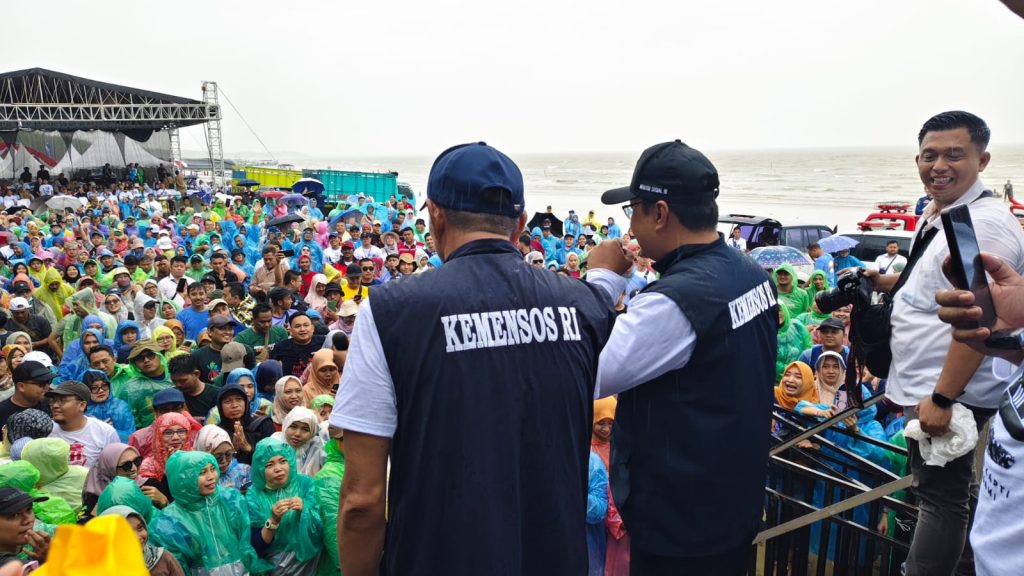 Tampak ribuan pendamping PKH dari seluruh kabupaten / Kota se Jawa Tengah tengah bernyanyi bersama Menteri Sosial Saifullah Yusuf (Gus Ipul)