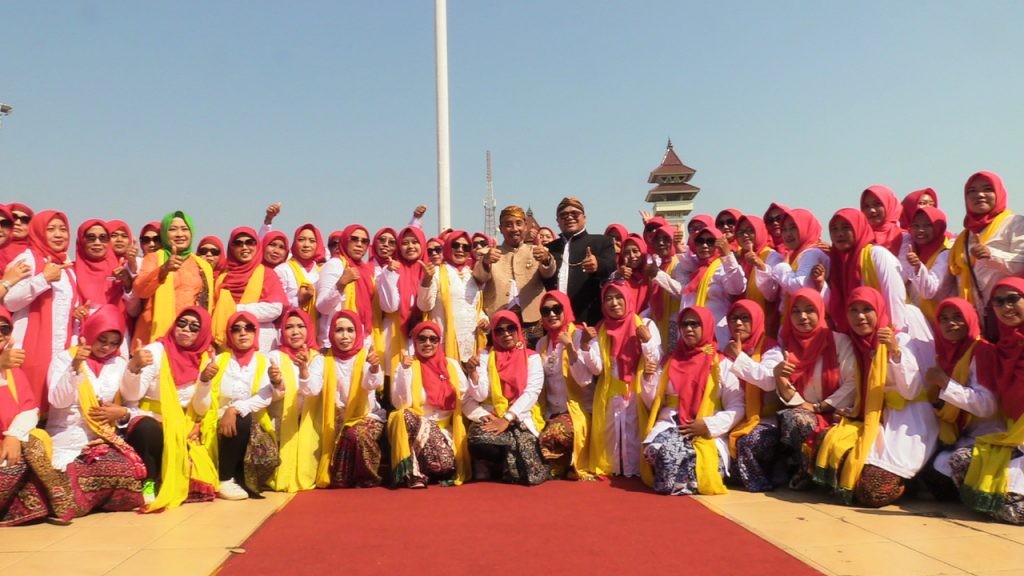 Penari orek- orek (Kepala Sekolah dan Guru PAUD, SD, SMP sederajat foto bersama dengan Bupati Rembang H.Abdul Hafidz dan Wakil Bupati H. M. Hanies Cholil Barro'