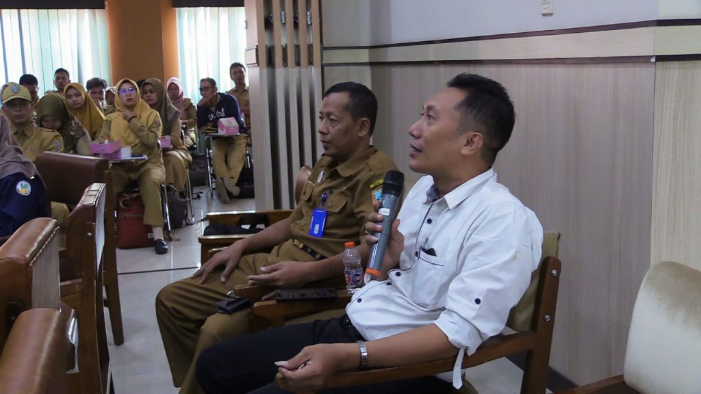 Akademisi dari Universitas YPPI Rembang (UYR), Syaiko Rosyidi memberikan masukan kepada jajaran manajemen RSUD dr R Soetrasno dalam Forum Konsultasi Publik
