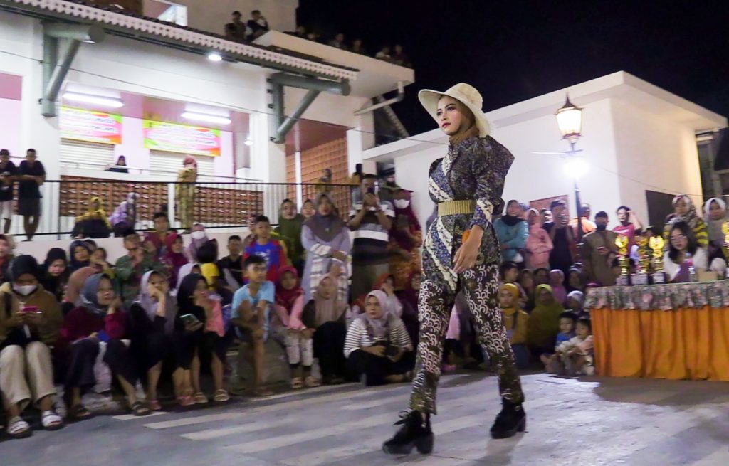 Fashion show batik tulis Lasem dalam rangka memeriahkan Hari Jadi Lasem ke-1141 di alun- alun Lasem