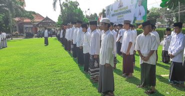 Ratusan santri mengikuti Upacara Hari Santri di halaman kantor Bupati Rembang