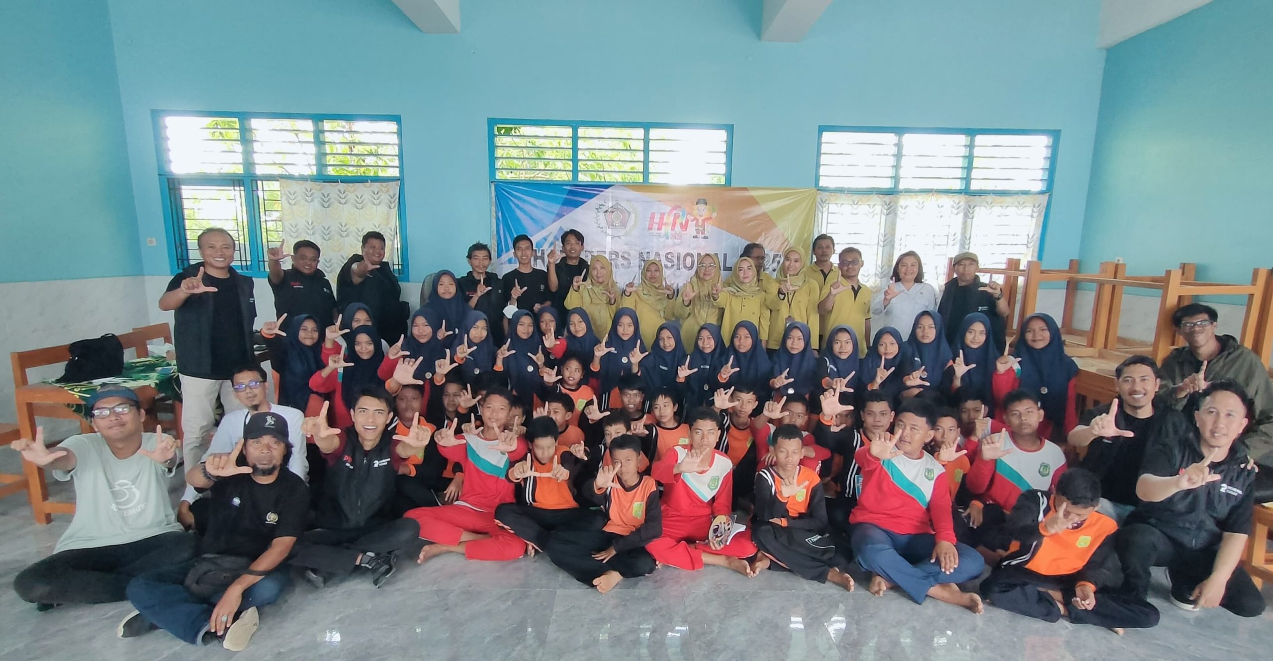 PWI Rembang dan Dinkominfo Rembang berfoto bersama dengan Siswa dan Guru SMPN 3 Sarang