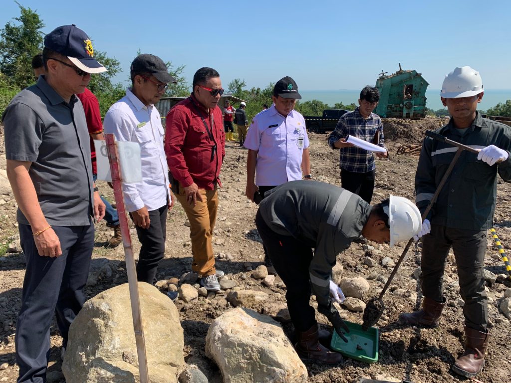Pengambilan sampel tanah untuk diuji laboratorium di ITB, apakah lahan tersebut mengandung zat berbahaya B3